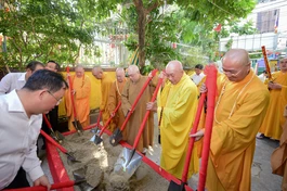 Chư tôn đức thực hiện nghi thức động thổ khởi công sửa chữa Văn phòng Ban Trị sự tại chùa Huệ Lâm (Q.8, TP.HCM)