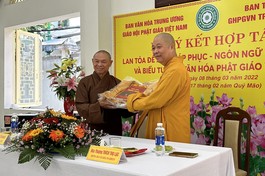 Hòa thượng Thích Thọ Lạc trao quà lưu niệm đến Hòa thượng Thích Từ Nghiêm 