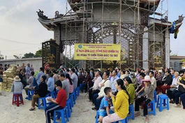 Buổi trao quà đến bà con khiếm thị tại chùa Dược Sư - Ảnh: M.T