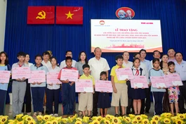 Các em học sinh đồng bào dân tộc Khmer nhận quà nhân dịp Tết Chôl Chnăm Thmây 2023