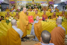 Hòa thượng Thích Thiện Đức trao quyết định bổ nhiệm trụ trì chùa Phật Bửu đến Ni sư Thích nữ Thanh Sang