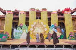 Chư tôn đức Thường trực Ban Văn hóa Phật giáo TP.HCM kiểm tra tiến độ thực hiện lễ đài Phật đản tại Việt Nam Quốc Tự