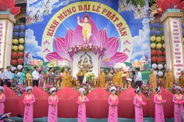 Lễ đài chính cử hành Đại lễ Phật đản của Phật giáo Q.1 tại tổ đình Vạn Thọ