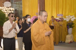 Thượng tọa Thích Tâm Hải, Tổng Biên tập Báo Giác Ngộ cùng phóng viên, biên tập, cán bộ, nhân viên dâng hương tưởng niệm Trưởng lão Hòa thượng Thích Thanh Sơn