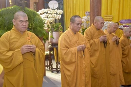 Thượng tọa Thích Tâm Hải cùng các thành viên Ban Thông tin - Truyền thông GHPGVN TP.HCM dâng hương tưởng niệm Trưởng lão Hòa thượng Thích Thanh Sơn