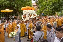 Môn đồ pháp quyến, Tăng Ni, Phật tử phụng tống kim quan Trưởng lão Hòa thượng Thích Thanh Sơn từ tổ đình Vạn Thọ (Q.1) đến nơi trà-tỳ