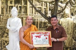 Ông Nguyễn Văn Trung, Tổng Lãnh sự nước CHXHCN Việt Nam tại Paksé tặng quà lưu niệm 