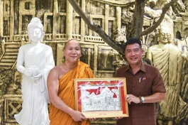 Ông Nguyễn Văn Trung, Tổng Lãnh sự nước CHXHCN Việt Nam tại Paksé tặng quà lưu niệm 