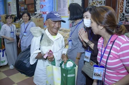 Niềm vui của chú Sang khi tham dự chương trình "siêu thị 0 đồng" tại tổ đình Vạn Thọ (Q.1)