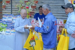 Trao quà đến người dân khó khăn trên địa bàn H.Nhà Bè