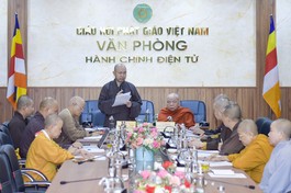 Thượng tọa Thích Đức Thiện điều hành phiên họp