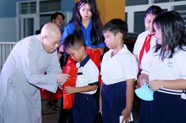 Ni trưởng Thích nữ Từ Nhẫn tặng quà đến các em học sinh tại Trường Phổ thông Trung học Nguyễn Văn Trỗi