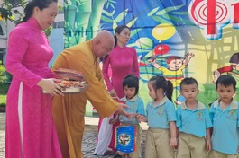 Thượng tọa Thích Thiện Từ trao quà trung thu đến các em nhỏ