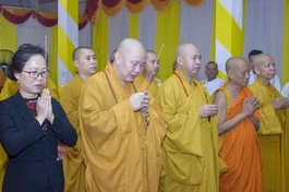 Thượng tọa Thích Đức Thiện cùng các thành viên trong đoàn dâng hương tưởng niệm trước Giác linh đường Trưởng lão Hòa thượng Dương Nhơn 