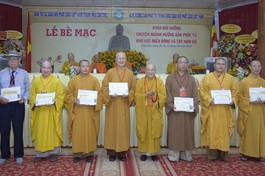 Hòa thượng Trưởng ban Hướng dẫn Phật tử T.Ư trao giấy chứng nhận khóa bồi dưỡng đến đại biểu tham dự