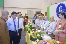 Thượng tọa Thích Minh Quang hướng dẫn lãnh đạo chính quyền TP.HCM tham quan các gian hàng ẩm thực chay do Tăng Ni trên địa bàn quận thực hiện