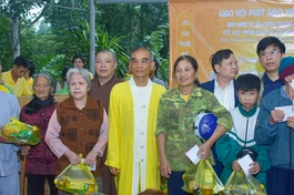 Thượng tọa Thích Tuệ Hải, Thượng tọa Thích Tâm Chính tặng các phần quà đến người dân H.Hương Sơn, tỉnh Hà Tĩnh
