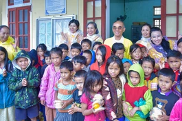 Các em thiếu nhi xã Hướng Việt, H.Hướng Hóa, tỉnh Quảng Trị vui mừng với những món quà từ Thượng tọa Thích Tuệ Hải và các Phật tử chùa Long Hương