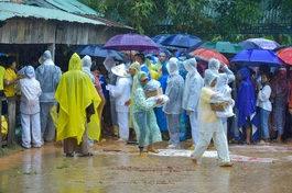 Người dân xã Trà Bui, H.Bắc Trà My nhận quà dưới trời mưa