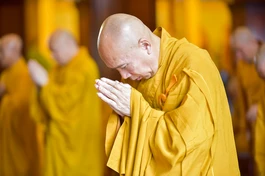 Một hành giả chí thành đảnh lễ Tam bảo trong thời khóa công phu chiều tại Việt Nam Quốc Tự - Ảnh: Quảng Đạo/ BGN