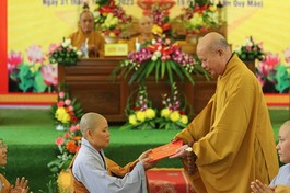 Sư cô Thích nữ Huyền Trí nhận quyết định bổ nhiệm trụ trì chùa Linh Sơn