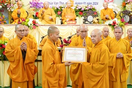 Thượng tọa Thích Minh Quang đại diện tập thể Ban Trị sự GHPGVN Q.1 nhận Bằng tuyên dương công đức của Ban Trị sự GHPGVN TP.HCM 