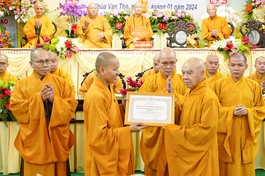 Thượng tọa Thích Minh Quang đại diện tập thể Ban Trị sự GHPGVN Q.1 nhận Bằng tuyên dương công đức của Ban Trị sự GHPGVN TP.HCM 