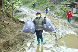 Hình ảnh người dân xã Chiềng Yên (H.Vân Hồ, tỉnh Sơn La) trở về sau khi nhận quà 