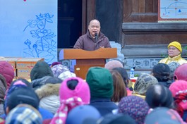 Thượng tọa Thích Thanh Phong thăm hỏi, chúc xuân đến người dân tại chùa Quỳnh Lâm (Quảng Ninh)