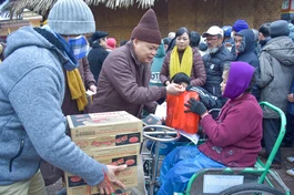 Thượng tọa Thích Thanh Phong trao quà đến người tàn tật tại Thái Bình