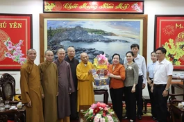 Bà Cao Thị Hòa An thay mặt lãnh đạo chính quyền tỉnh Phú Yên đón tiếp đoàn Ban Thường trực Ban Trị sự Phật giáo tỉnh 