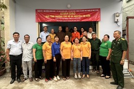 Lễ bàn giao nhà tình thương đến đến gia đình bà Nguyễn Thị Cẩm ngụ tại xã Phú Xuân, H.Nhà Bè, TP.HCM