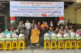 Thượng tọa Thích Truyền Tứ cùng các nhà tài trợ trao quà đến người dân tại chùa Huyền Trang (H.Nhà Bè)