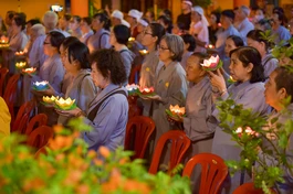 Đêm hoa đăng tưởng niệm ngày Đức Phật nhập Niết-bàn tại tổ đình Vạn Thọ - Ảnh: Quảng Đạo/BGN