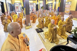 Chư Tăng thực hiện nghi thức Bố-tát tại chánh điện chùa Long Bửu (Q.4, TP.HCM) - Ảnh: Bảo Nguyên