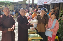Hòa thượng Thích Huệ Minh tận tay trao quà