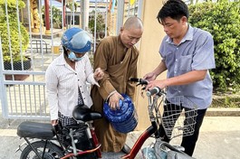 Thượng tọa Thích Minh Quang hỗ trợ trao tặng nước ngọt tại tỉnh Tiền Giang