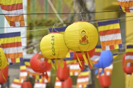 Lồng đèn và cờ Phật giáo đầy sắc màu treo trước cổng Linh Quang tịnh xá - lễ đài Phật đản của GHPGVN Q.4 - Ảnh: Quảng Đạo