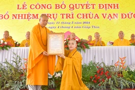 Đại đức Thích Hoằng Tâm nhận quyết định bổ nhiệm trụ trì chùa Vạn Đức (H.Bình Đại, tỉnh Bến Tre) vào sáng 11-5