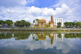 Tổ đình Vạn Thọ (Q.1) với cờ, hoa đầy sắc màu soi bóng bên dòng kênh Nhiêu Lộc - Ảnh: Quảng Đạo