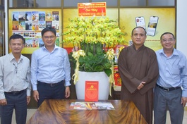 Ông Nguyễn Mạnh Cường đại diện lãnh đạo Thành ủy - HĐND - UBND - Ủy ban MTTQVN TP.HCM thăm, chúc mừng Phật đản Báo Giác Ngộ vào chiều 16-5 - Ảnh: Quảng Đạo