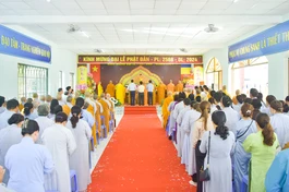 Chư Tăng, Phật tử, đại diện chính quyền tham dự Đại lễ Phật đản Phật lịch 2568 của Phật giáo Q.7 tại Long Hoa cổ tự vào sáng 17-5 - Ảnh: Quảng Đạo