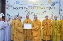 Thượng tọa Thích Thiện Quý trao Bằng tuyên dương công đức của Ban Trị sự GHPGVN TP.HCM đến tập thể Ban Văn hóa Phật giáo TP - Ảnh: Quảng Đạo/BGN