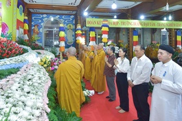 Chư Tăng, đại diện chính quyền, Phật tử tham dự Đại lễ Phật đản Phật lịch 2568 của Phật giáo H.Nhà Bè tại chùa Đức Phú - Ảnh: Quảng Đạo/BGN