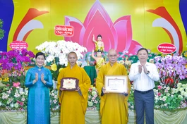 Thượng tọa Thích Minh Quang đại diện Ban Trị sự GHPGVN Q.1 nhận Giấy khen biểu dương của chính quyền Q.1 trong các công tác an sinh xã hội - Ảnh: Quảng Đạo/BGN