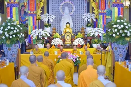 Các hành giả dâng lời phát nguyện tại Lễ khai giảng khóa An cư kiết hạ của Phật giáo Q.4 - Ảnh: Quảng Đạo