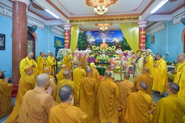 Môn đồ pháp quyến thực hiện nghi thức cung tiến Giác linh Trưởng lão Hòa thượng Thích Thanh Sơn - Ảnh: Quảng Đạo