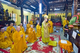 Môn đồ pháp quyến thực hiện nghi thức cung tiến Giác linh Hòa thượng Thích Huệ Sanh tại tổ đình Giác Lâm - Ảnh: Quảng Đạo