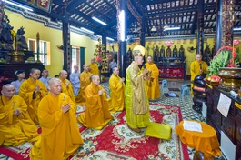 Môn đồ pháp quyến thực hiện nghi thức cung tiến Giác linh Hòa thượng Thích Huệ Sanh tại tổ đình Giác Lâm - Ảnh: Quảng Đạo