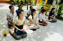 Các bạn sinh viên Lào thực tập điều hòa hơi thở chánh niệm để giúp bình tĩnh, tự tin trước khi bước vào phòng thi